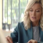 dr-halsey-natascha-mcelhone-questions-julia-over-a-game-of-backgammon-in-halo-season-2