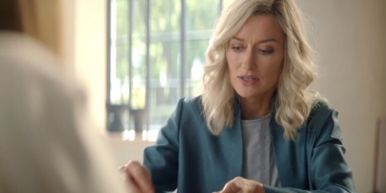 dr-halsey-natascha-mcelhone-questions-julia-over-a-game-of-backgammon-in-halo-season-2